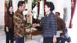 Presiden Joko Widodo (Jokowi) berjabat tangan dengan Wakil PM Tiongkok Liu Yandong dalam kunjungannya ke Istana Merdeka, Jakarta, Rabu (29/11). Kunjungan ini guna membahas sejumlah agenda kerjasama ekonomi antar kedua negara. (Liputan6.com/Angga Yuniar)