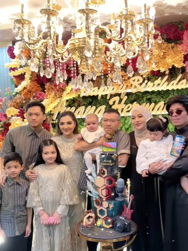 Potret Anang Hermansyah Gendong Azura di Pesta Ulang Tahun, si Kecil Anteng Meski Kondisi Rumah Ramai