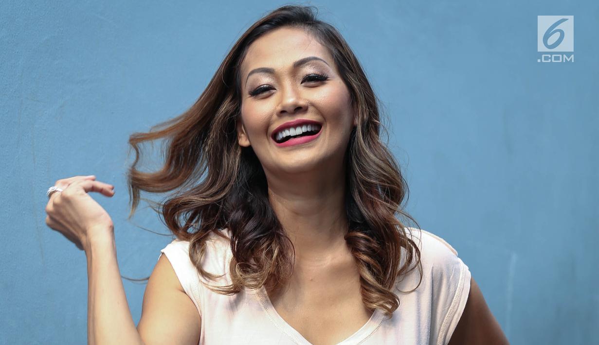 Model dan aktris, Indah Kalalo saat ditemui di kawasan Tandean, Jakarta, Rabu (17/10). Wajah eksotis Indah Kalalo akhir-akhir ini sudah jarang terlihat di layar kaca. Setelah menikah, ia memilih untuk tinggal di Bali. (Liputan6.com/Faizal Fanani)
