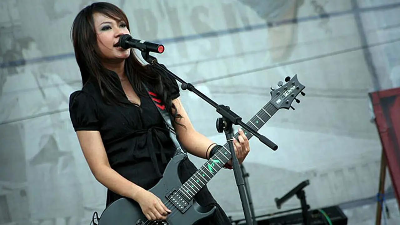 aiu-ratna-131115c.jpg
