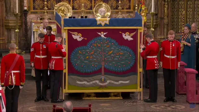 Prosesi Raja Charles III dibalur/diolesi minyak suci oleh Uskup Agung Canterbury, Justin Welby. (Youtube/ The Royal Family)