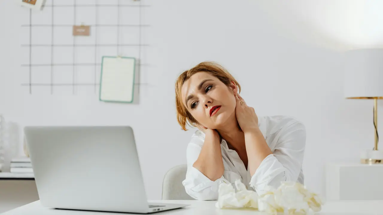Leher Pegal karena Terlalu Sering Scroll HP? Ini 3 Gerakan Stretching yang Wajib Dicoba