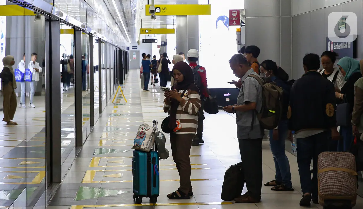 Transjakarta akan mengerahkan 21.158 unit bus besar untuk melayani warga yang akan merayakan malam pergantian tahun. (Liputan6.com/Angga Yuniar)