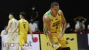 Pemain Satya Wacana Salatiga, Henry Cornelis Lakay melakukan selebrasi saat melawan Dewa United Surabaya dalam laga IBL 2022 di Hall Basket GBK, Jakarta, Selasa (18/1/2022). Satya Wacana Salatiga kalah dengan skor 64-66. (Bola.com/M Iqbal Ichsan)
