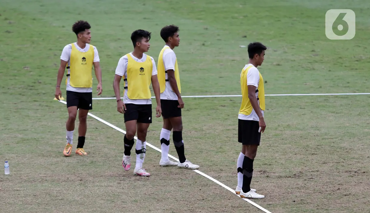 Pesepakbola Timnas U-19 Indonesia menggunakan kaos kaki yang berbeda saat latihan di Lapangan A Gelora Bung Karno, Jakarta, Selasa (30/8/2022). Pelatih Shin Tae-yong menjelaskan, penggunaan kaos kaki yang berbeda (putih untuk kaki kiri dan hitam untuk kaki kanan) dimaksudkan untuk memantau kekuatan dan kelemahan kaki pemain. (Liputan6.com/Helmi Fithriansyah)