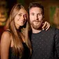 Bintang Barcelona, Lionel Messi bersama Antonella Roccuzzo berpose sebelum acara pernikahannya di Rosario, Argentina, (30/6/2017). (Photo by Andres Preumayr/Nueva Comunicacion/AFP)