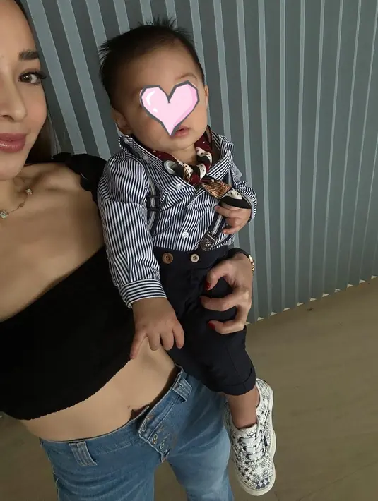 Ini adalah unggahan terbaru Nikita Willy yang disebut awet muda dan dibandingkan dengan Gita Savitri. Pakai baju crop top dan pamer perut rata, artis kelahiran 24 Juni 1994 ini bikin iri karena tidak memiliki stretchmark. Rambut digerai dan polesan makeup naturalnya, membuat pesona ibu satu ini semakin terpancar. Selain Nikita yang bikin pangling, ekspresi lucu dan gaya keren Baby Izz juga bikin gemas. (Liputan6.com/IG/@nikitawillyofficial94)