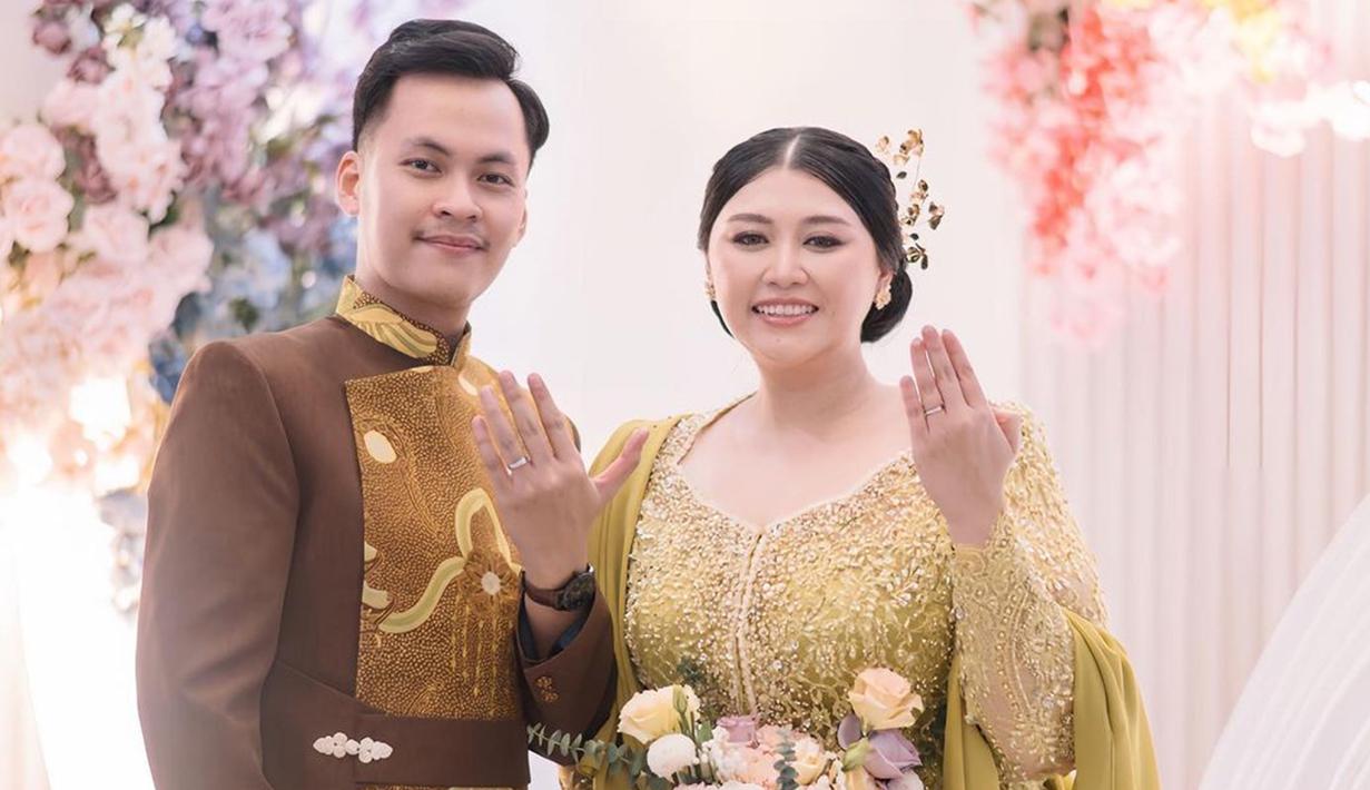 Setelah menjalin hubungan asmara tahun lalu, Clarissa Putri dan Sandro Fahdhipa akhirnya resmi bertunangan. Di momen bahagia itu, keduanya tampil serasi dan memukau dengan busana bernuansa wastra nusantara. Perempuan kelahiran Bekasi pada 1 Agustus 1994 itu tampil elegan dengan kebaya hijau. (Liputan6.com/IG/@clarissaputri_)
