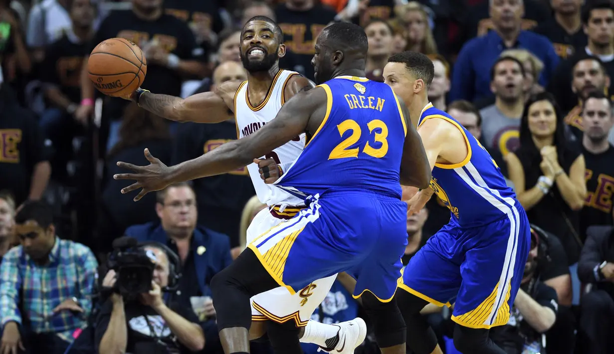 Pemain Cavaliers, Kyrie Irving #2 melepaskan umpan saat dijaga ketat  Draymond Green #23 dan  Stephen Curry #30 pada game ke-6 Final NBA di Quicken Loans Arena, Jumat (17/6/2016) WIB. (Mandatory Credit: Bob Donnan-USA TODAY Sports)