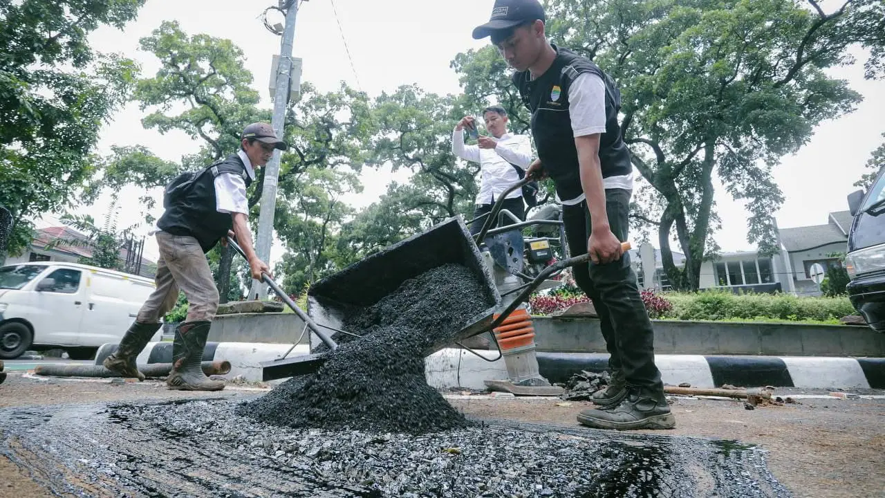 Pekerjaan perbaikan jalan dan infrastruktur pendukung di Kota Bandung, Provinsi Jawa Barat.
