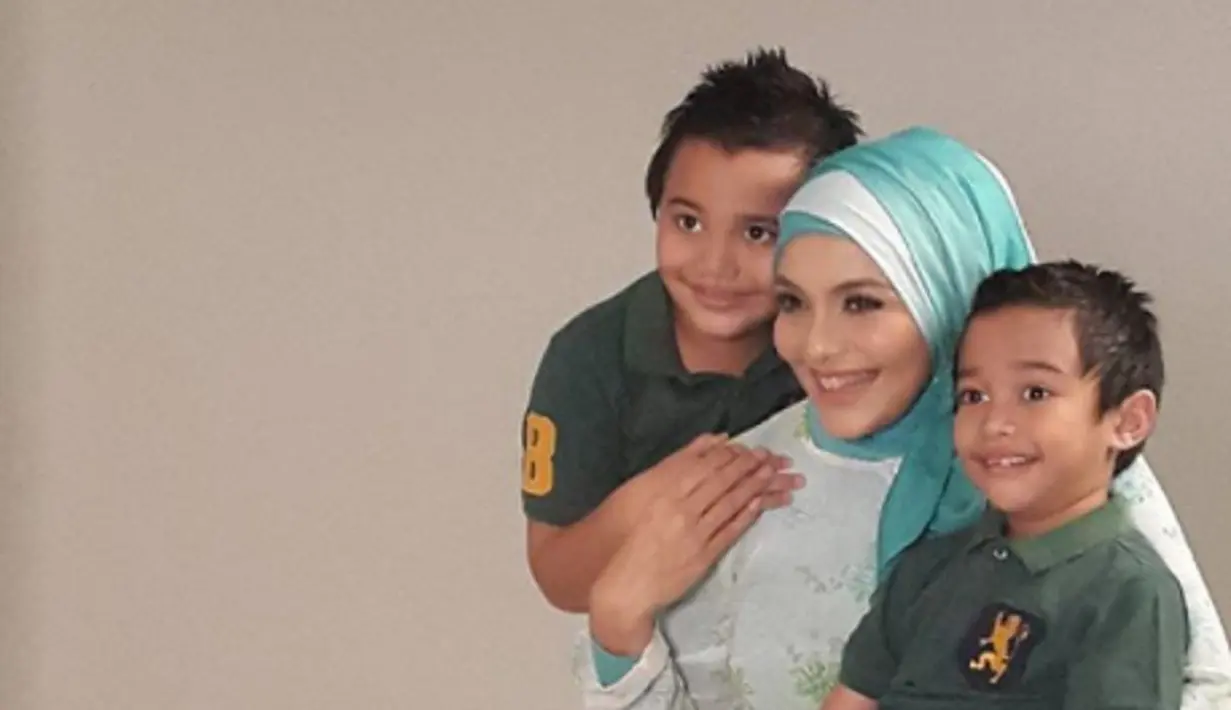 Lula Kamal dan anak kembarnya. (Instagram/drlulakamal)