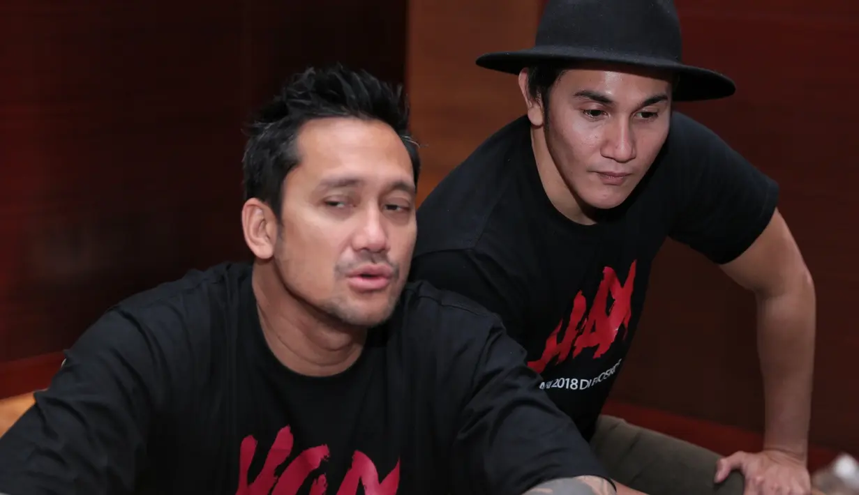 Kala sudah berada di lokasi syuting, Vino berusaha menjaga untuk tidak keluar dari karakter dalam film. Itulah yang membuat Vino terkesan kaku. (Adrian Putra/Bintang.com)