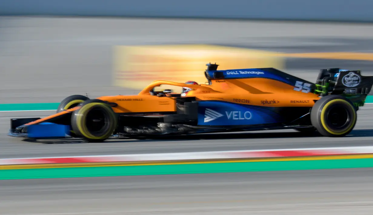 Pemabalap McLaren Carlos Sainz saat tes pramusim Formula 1 (F1) hari pertama di Circuit de Catalunya, Montmelo, Spanyol, Rabu (19/2/2020). Carlos Sainz menempati peringkat keenam dengan waktu 1 menit 17,842 detik. (AP Photo/Joan Monfort)