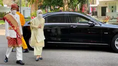 Presiden Joko Widodo dan Ibu Hj. Iriana Joko Widodo tiba menghadiri peringatan HUT ke-76 RI di Istana Merdeka, Selasa (17/8/2021). Presiden Jokowi mengenakan pakaian adat Lampung, sementara Ibu Negara mengenakan busana nasional dengan kain songket. (Foto: Laily Rachev-Biro Pers Sekretariat Presiden)