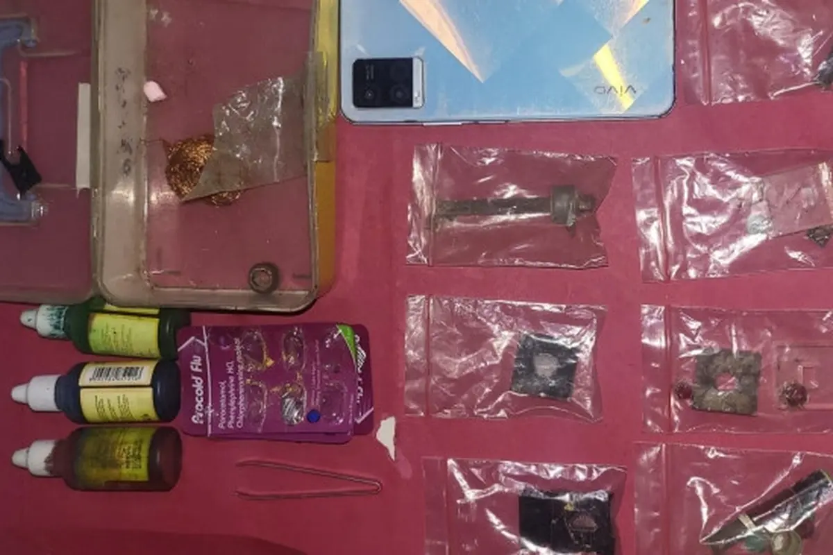 Barang bukti pembuatan pil ekstasi palsu sitaan Polda Riau dari pedagang ikan di Pekanbaru.