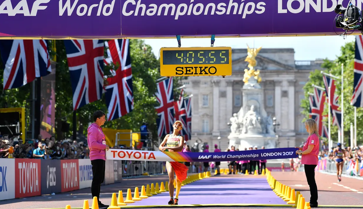 Ines Henriques dari Portugal berada di garis finish dalam lomba lari putri selama Kejuaraan Atletik Dunia di London, Inggris (13/8). Ines Henriques memenangkan medali emas lomba lari 50 kilometer putri. (AP Photo / Martin Meissner)