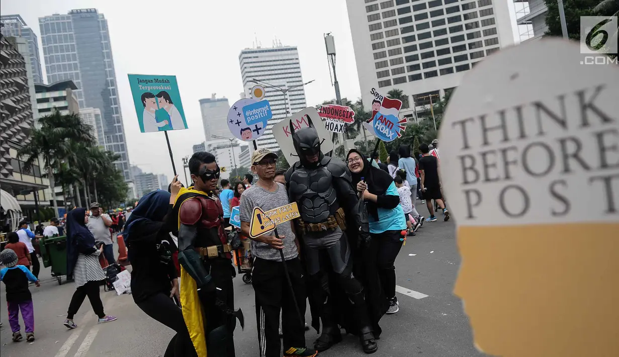 Massa yang tergabung dalam Siber Kreasi mengadakan kampanye anti hoax saat Car Free Day di Sudirman, Jakarta, Minggu (9/12). Siber Kreasi mengajak masyarakat untuk lebih cermat dalam membaca dan menyebarkan berita di medsos. (Liputan6.com/Faizal Fanani)