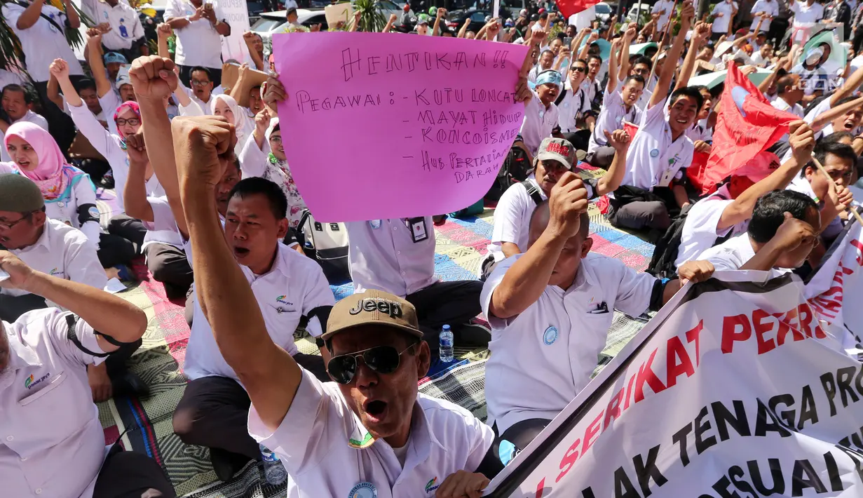 Serikat Pekerja (SP) PD Pasar Jaya menyampaikan orasi dalam unjuk rasa di depan Kantor PD Pasar Jaya, Jakarta, Rabu (2/8). Mereka menyampaikan delapan tuntutan kepada direksi diantaranya menolak tenaga profesional, batalkan SK. (Liputan6.com/Angga Yuniar)