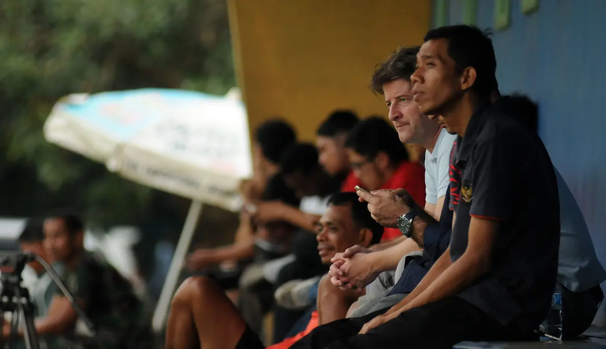 Pelatih sementara Timnas Indonesia, Pieter Huistra (kedua kanan) menyaksikan latihan tim Persipura di Lapangan C Senayan, Jakarta, Kamis (7/5/2015). (Liputan6.com/Helmi Fithriansyah)