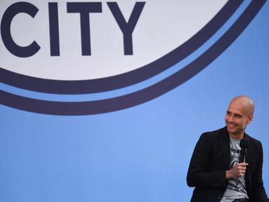 Pep Guardiola terlihat senang pada acara perkenalan Manchester City di City Football Academy, Manchester, (3/7/2016). (AFP/Oli Scarf)