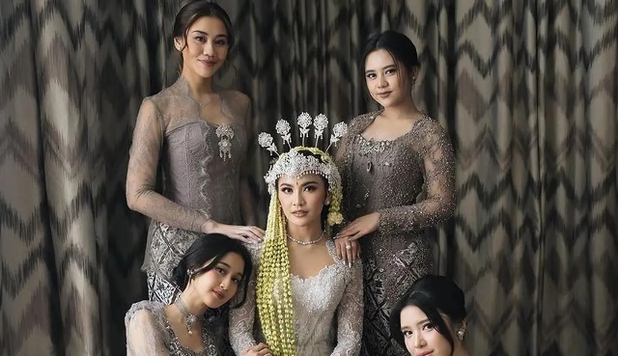 Di momen akad nikah ini, para bridesmaid tampil ayu dengan balutan kebaya ungu penuh payet. [Foto: Instagram/photo_ikylini]