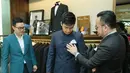 "Tadi katanya ada yang melorot sedikit. Cuma nanti akan pakai suspender, soalnya aku agak kurusan.  Lebih kurusan dari pertama kali fitting. Sekarang mau dikecilin sedikit," ujar Fendy Chow, di Grand Indonesia, Kamis (13/7). (Adrian Putra/Bintang.com)