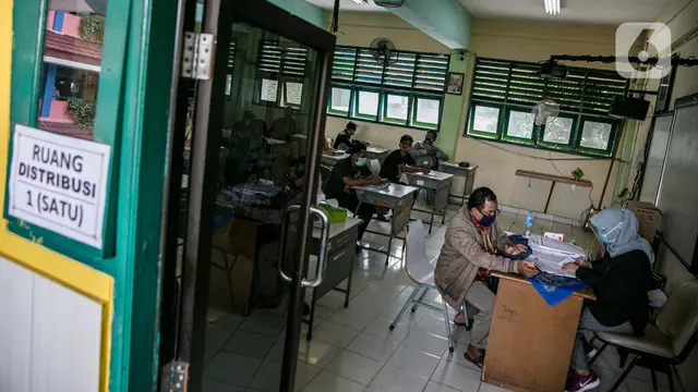 FOTO: Pemprov DKI Jakarta Salurkan BST Rp 300 Ribu kepada 1.055.216 KK