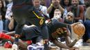 Pebasket Cleveland Cavaliers, LeBron James, terjatuh saat berebut bola dengan pebasket Chicago Bulls pada laga NBA di United Center, Selasa (5/12/2017). Cleveland Cavaliers menang 113-91 atas Chicago Bulls. (AP/Charles Rex Arbogast)