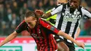 Gelandang AC Milan, Diego Laxalt menggiring bola dari kawalan Pemain Udinese, Seko Fofana saat bertanding di Liga Italia di stadion Friuli Dacia Arena, Italia (4/11). Milan menang tipis atas Udinese 1-0. (AP Photo/Sefano Lancia)