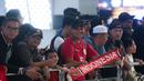 <p>Sejumlah masyarakat menyambut kdatangan pelatih baru Timnas Indonesia, Patrick Kluivert di Terminal 3, Soekarno Hatta, Tangerang, Banten, Sabtu (11/01/2025). (Bola.com/M Iqbal Ichsan)</p>