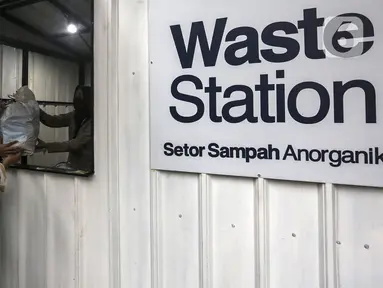 Warga membawa sampah anorganik untuk disetorkan di drop point rekosistem yang berada di Stasiun MRT Blok M, Jakarta, Jumat (5/3/2021). Sampah anorganik yang diterima kemudian dipilah dan didistribusikan ke pengolah sebagai bahan baku proses daur ulang. (Liputan6.com/Johan Tallo)