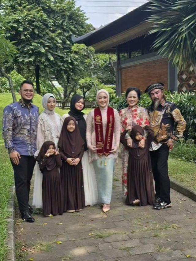 6 Potret Cecillia Gina Putri Limbad Lulus S2 MARS, Wisuda Dihadiri Keluarga