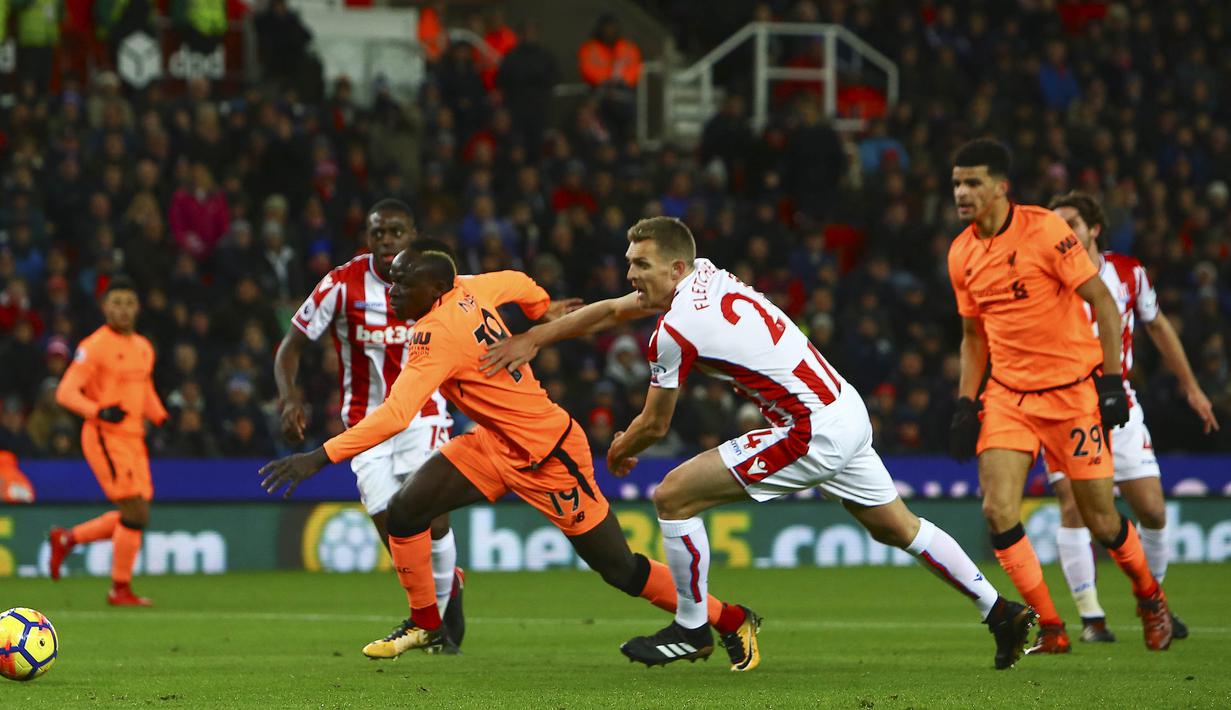 Proses terjadinya gol yang dicetak striker Liverpool, Sadio Mane, ke gawang Stoke pada laga Premier League di Stadion Bet365, Stoke-on-Trent, Rabu (29/11/2017). Stoke kalah 0-3 dari Liverpool. (AFP/Geoff Caddick)