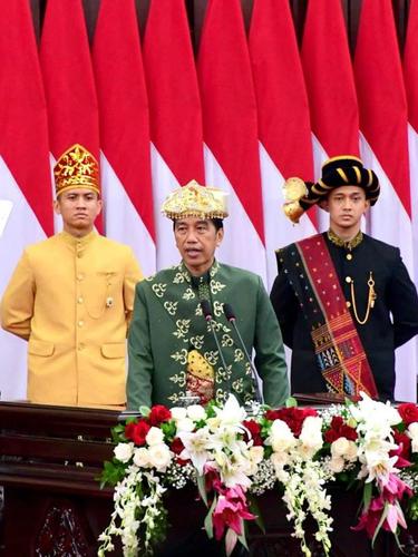Presiden Jokowi Berbaju Paksian Motif Pucuk Rebung.