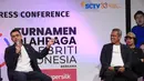 Artis Raffi Ahmad (kiri), dan Deputy Director Programming SCTV, Banardi Rachmad (kanan) memberikan keterangan saat konferensi pers Turnamen Olahraga Selebriti Indonesia (OSI) yang berlangsung di SCTV Tower, Jakarta, Selasa (4/7/2023). (Bola.com/Ikhwan Yanuar)