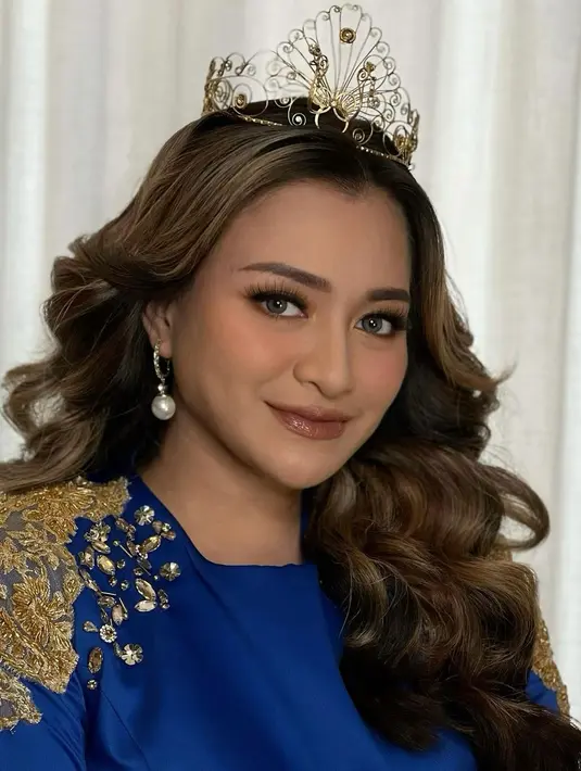 Ini adalah detail makeup Nathalie Holscher di ultah sang anak. Wajah artis kelahiran 1992 ini dipoles oleh MUA Rossy Pramita. Kenakan busana warna dark blue, tema makeup Nathalie Holscher lebih ke tema bold, terlihat dari lipstik dan riasan di daerah matanya yang lebih terpancar. Hasil fotonya tampak gelap, beberapa netizen berkomentar pencahayaannya memang kurang. (Liputan6.com/IG/@ochiipramita)