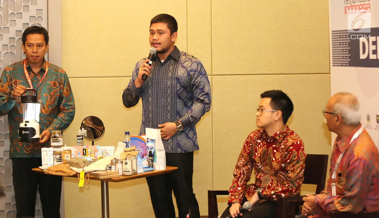 Peserta memberikan paparan produk lampu air garam di hadapan pengusaha muda pada acara Delegation Meeting Trade Expo Indonesia di ICE BSD, Tangerang, Kamis (25/10). (Liputan6.com/Angga Yuniar)