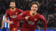 Perayaan gol pertama Nicolo Zaniolo pada leg 1, 16 besar Liga Champions yang berlangsung di stadion Olimpico, Roma, Rabu (13/2). AS Roma menang 2-1 atas FC Porto. (AFP/Andreas Solaro)