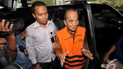 Gubernur Riau non aktif Annas Maamun tiba di Gedung KPK sekitar pukul 10.40 WIB dengan menumpang mobil tahanan, Jakarta, Selasa (4/11/2014). (Liputan6.com/Miftahul Hayat)