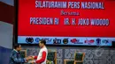 Ketua Umum PWI Margiono dan Presiden Joko Widodo saat Silatuhrahmi Pers Nasional di gedung Auditorium  TVRI, Jakarta, Senin (27/4/2015). Dalam kesempatan itu Jokowi mendapatkan jaket Pers berwarna merah putih (Liputan6.com/Faizal Fanani)