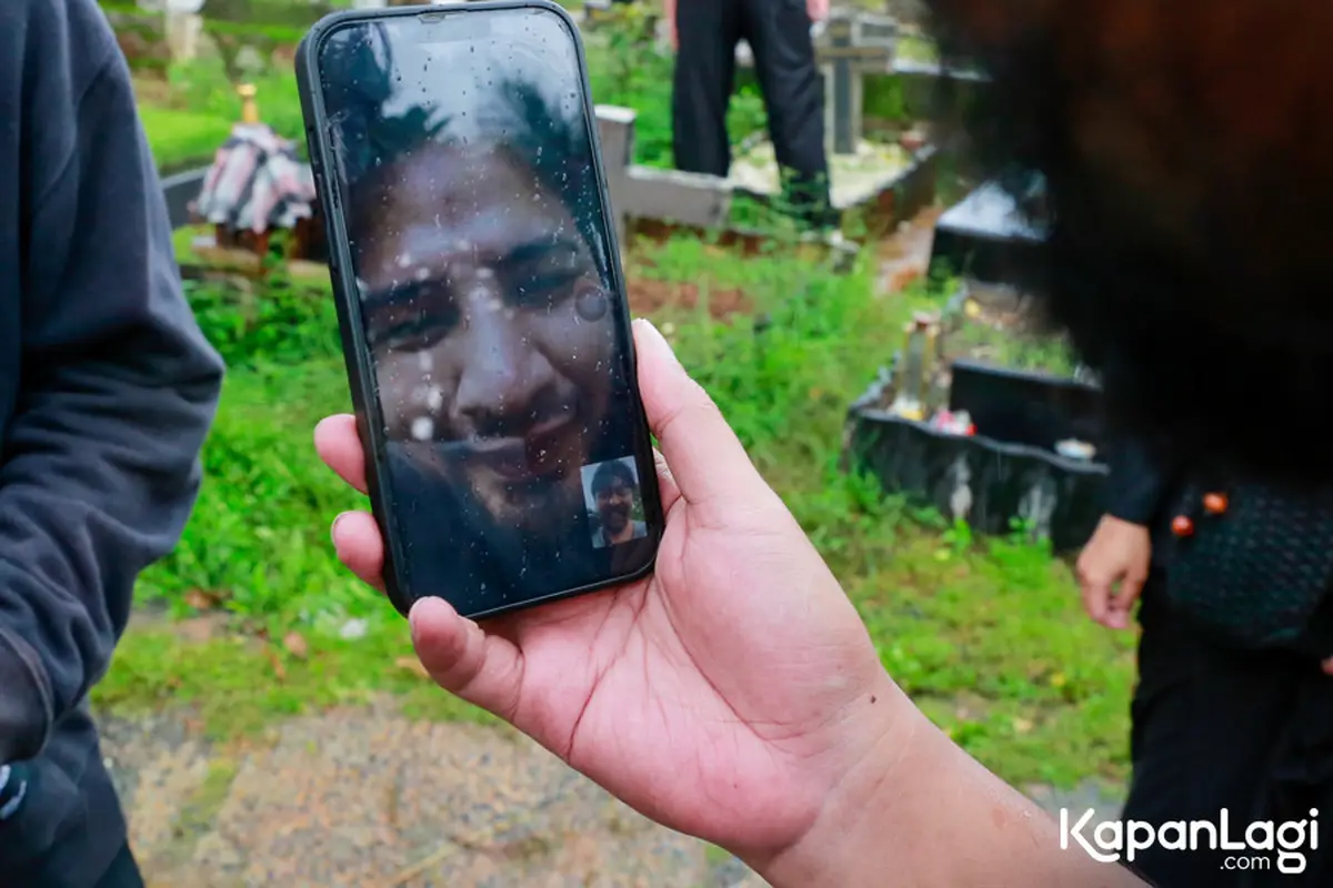 Ammar Zoni mengikuti pemakaman sang ayah lewat sambungan video. [Foto: Muhammad Akrom Sukarya/KapanLagi]