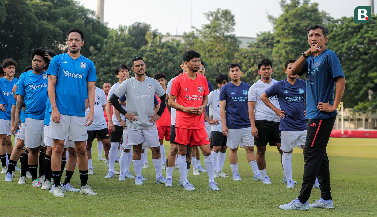 Pelatih Aris Indarto (kanan) memberikan arahan sebelum melakukan sesi speed drill & skill challange menggunakan sepatu terbaru Specs, dengan nama Alphaform Elite pada acara Alphaform Experience yang berlangsung di Stadion Madya, Senayan, Jakarta, Jumat (12/07/2024). (Bola.com/Bagaskara Lazuardi)