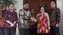 Ketua Umum Partai Gerindra Parbowo Subianto (dua kiri) menyalami Ketua Umum PDIP Megawati Soekarnoputri saat berkunjung ke kediaman Megawati di Jalan Teuku Umar, Jakarta, Rabu (24/7/2019). Tidak ada pernyataan yang disampaikan Prabowo maupun Megawati. (Liputan6.com/Helmi Fithriansyah)