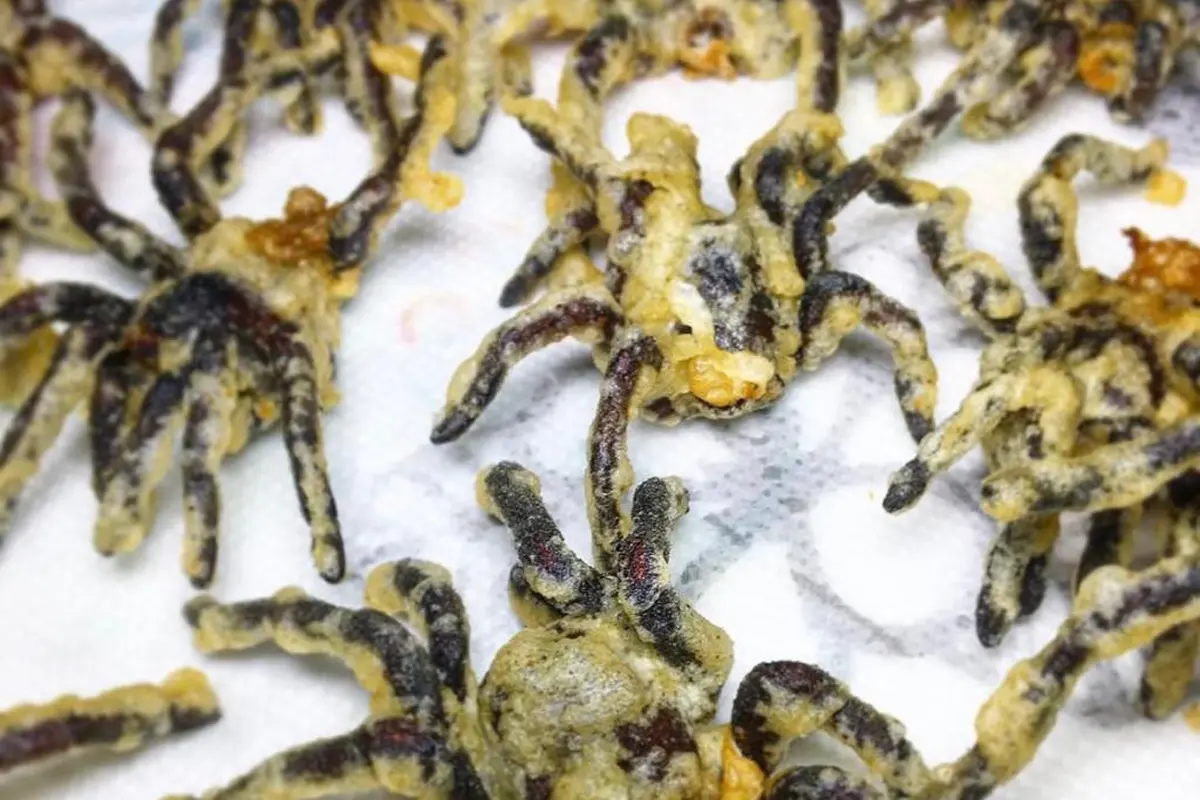 Chef Joseph Yoon menyajikan berbagai hidangan ala fine dining berbahan dasar serangga di restorannya di New York, Amerika Serikat. (Instagram/@brooklynbugs)