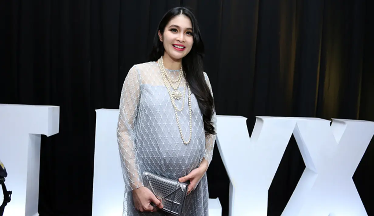 Usia kehamilan sudah memasuki usia 39 minggu, Sandra Dewi kini sedang menunggu waktu melahirkan anak pertamanya. Rasa deg-degan dan ketakutan kerap menghantuinya jelang hari bahagia itu. (Deki Prayoga/Bintang.com)