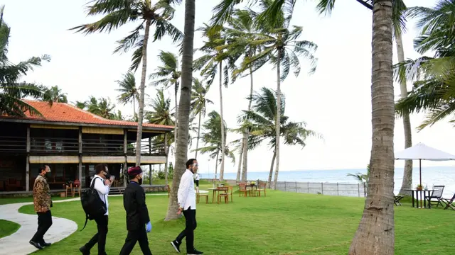 Jokowi saat mengunjungi Villa So Long dan Pantai So Long di Kabupaten Banyuwangi, Jawa Timur, Kamis (25/6/2020).