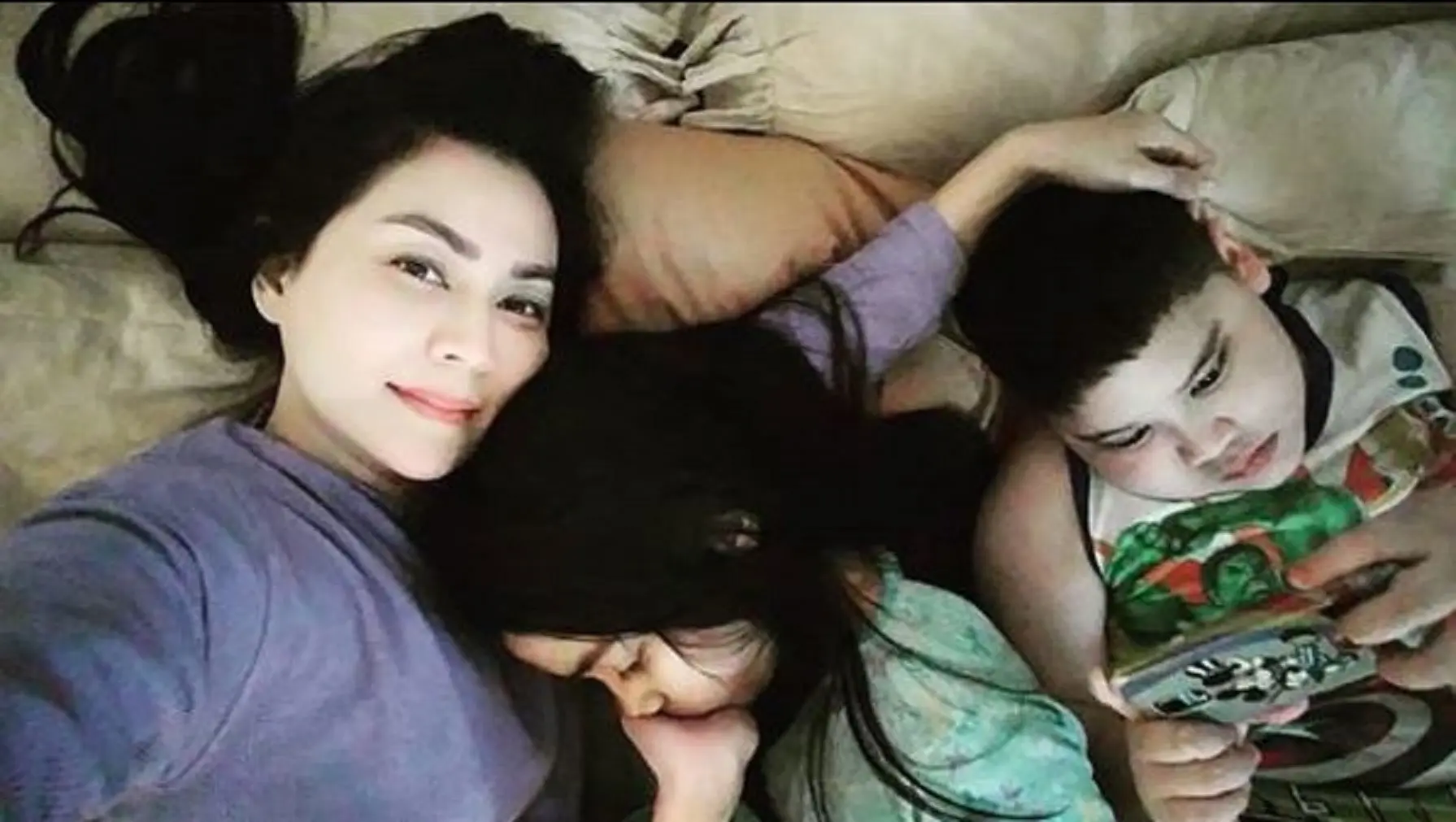 Tessa Kaunang bersama anak-anaknya (Instagram/@tessakaunangtuiit)