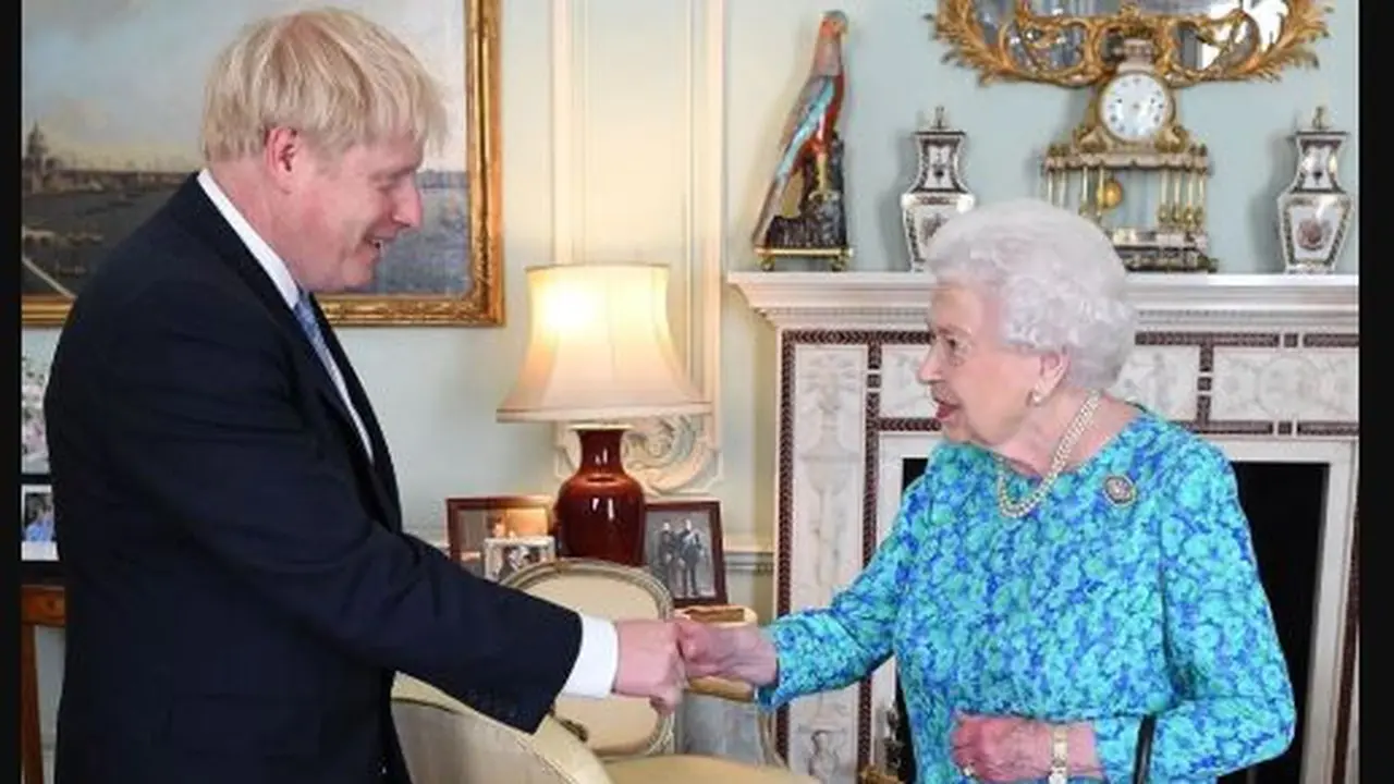 Tas Ratu Elizabeth Jadi Omongan Saat Terima Kunjungan PM Inggris Baru
