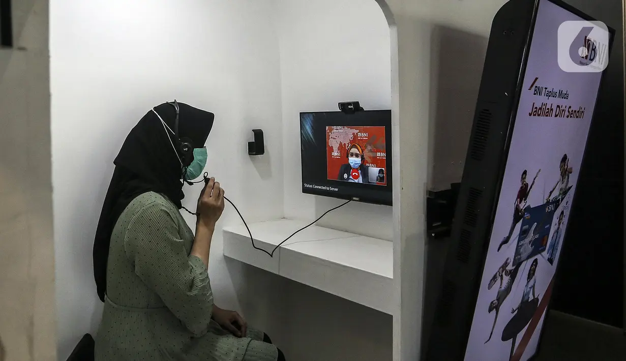Nasabah beraktivitas di salah satu kantor cabang digital Bank BNI di Jakarta, Rabu (30/12/2020). Nilai transaksi ekonomi digital Indonesia pada tahun 2020 mencapai USD 44 miliar. (Liputan6.com/Johan Tallo)