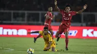 Gelandang Bhayangkara FC, Vendry Mofu, dijatuhkan bek Persija Jakarta, Dany Saputra, pada laga Liga 1 di SUGBK, Jakarta, Jumat (23/3/2018). Kedua klub bermain imbang 0-0. (Bola.com/Vitalis Yogi Trisna)